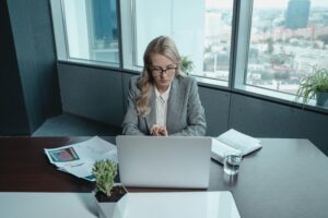 מה ההבדל בין עצמאי לשכיר בעל שליטה